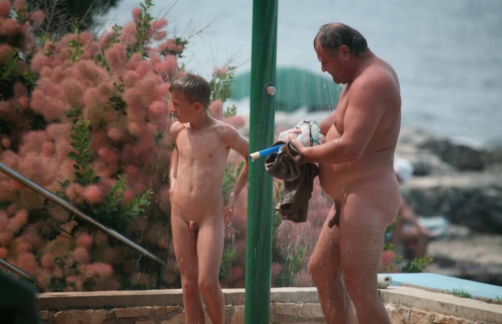 Naturist Shower Profiles pics - Visit a nudist beach