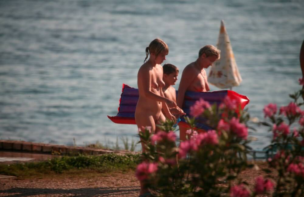 Dusk Til Dawn Showering phoros - Through naturism, people seek an opportunity to become closer to nature and to themselves