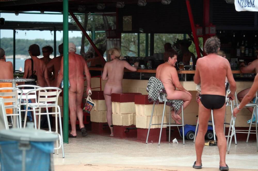 Outdoor diner view - Wearing less clothing is fashionable