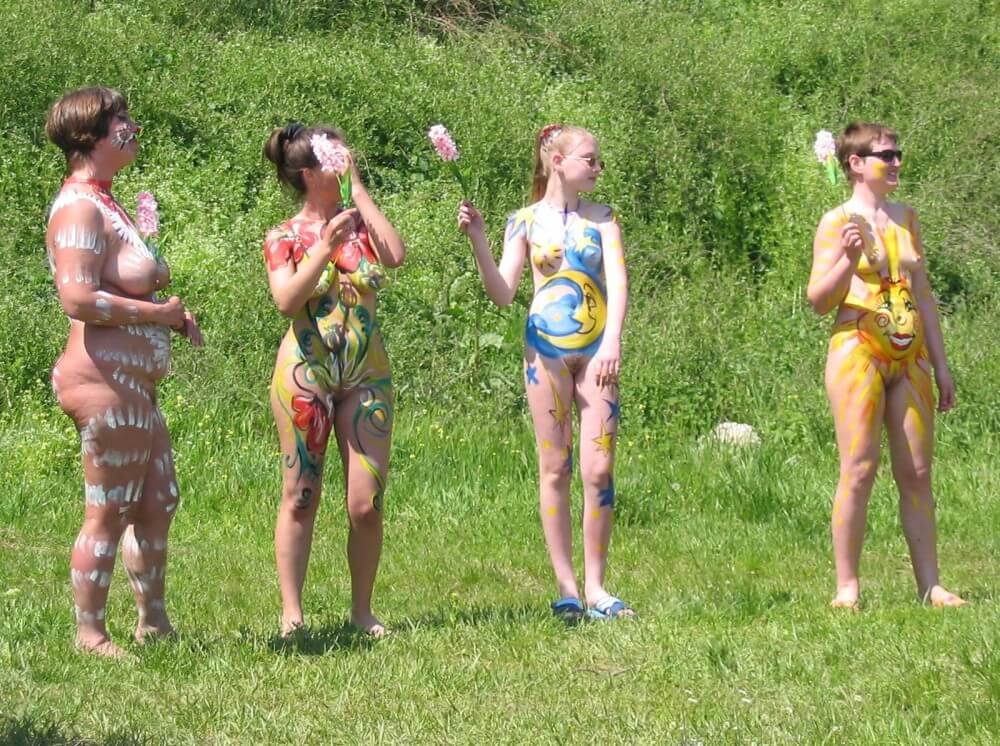Family String-Apple Game Pics - Nudism as a way to overcome body image issues and stereotypes
