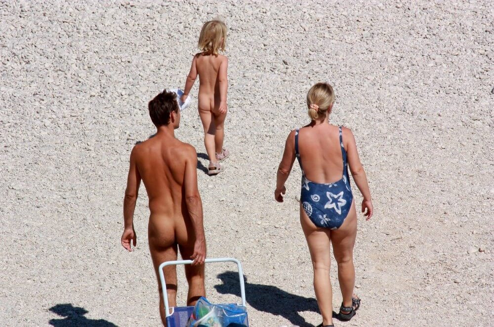 Beach Voyage Nudism Life pics - A naked person is asexual among nudists