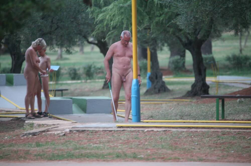 Mini-Golf Nude Participants pics - Nudism helps overcome shyness and insecurities