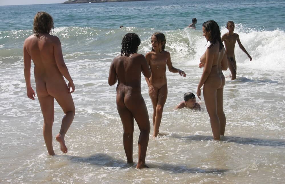 Brazils Water Refreshing pics - Naturism enthusiasts choose the natural world