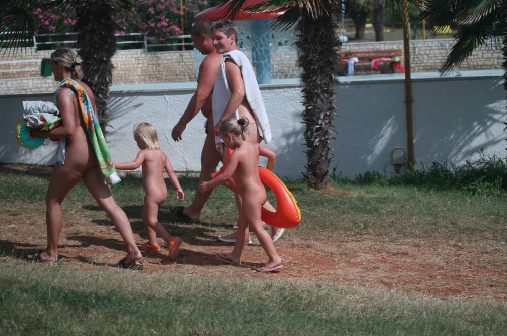 Naturist Family Movement pics - Sincerity and openness are the foundation of the nudist and naturist lifestyle