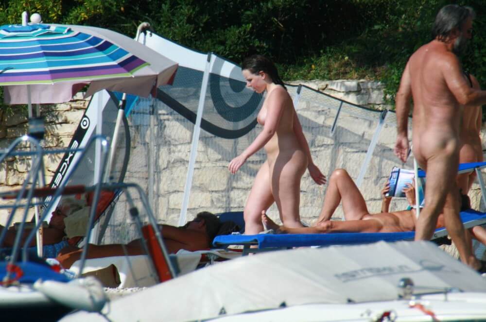 Girl Daytime Bath - Nudism knows no boundaries