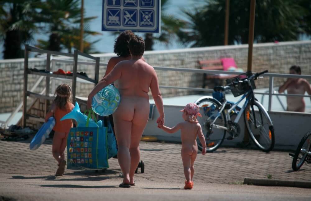 Pool Outskirt Nude Guests pics - People seek in nudism a way to overcome their insecurities