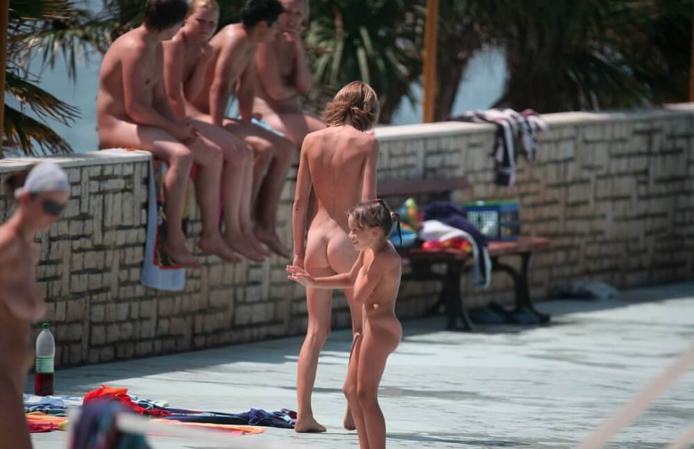 Ledge Group Naturists pics - Leaving the house in a state of complete nudity