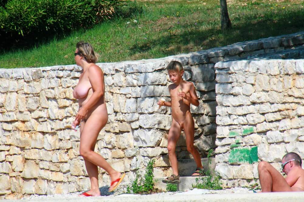 Ula FKK Wall-Side Families pics - Nudity promotes inner harmony and peace of mind