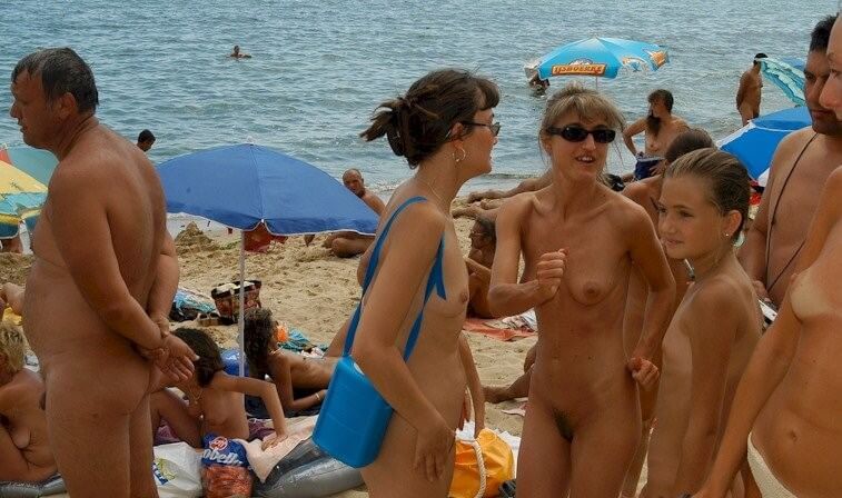 Documentary video naturism 1999 - The practice of nudity within a community