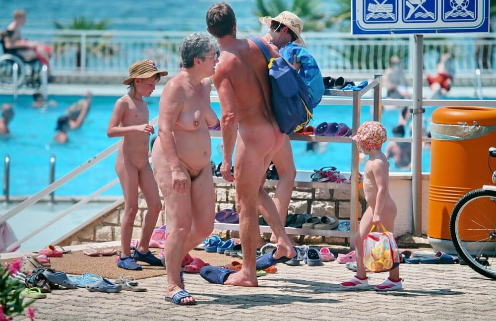Family Poolside Grouping pics - The pursuit of naturalness and freedom