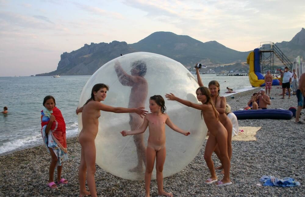 Pics Walk on the Beach Balloon - Freedom and naturalness are the core principles of naturism and nudism