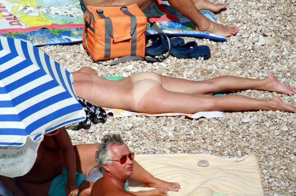 Naturists Beach Relaxation pics - Complete Natural Nudity