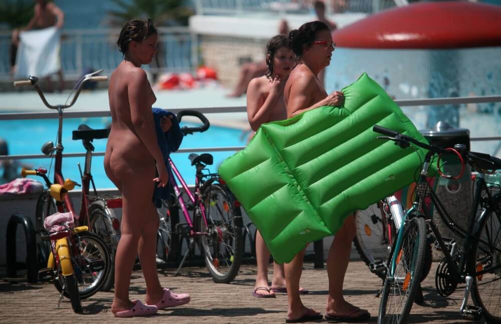 Outdoor Pool Sideliners pics - Growing up on a nude beach