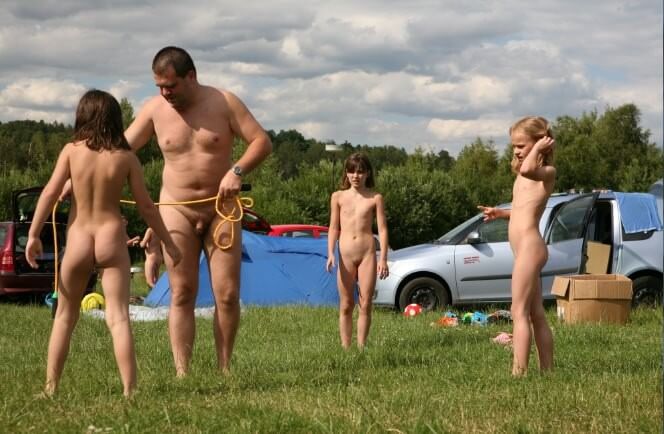 Naturism photo gallery # 38 - A naked person is asexual among nudists