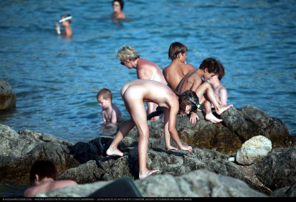 Summer day on the Black Sea photos - The natural beauty of the body is revealed in nudism